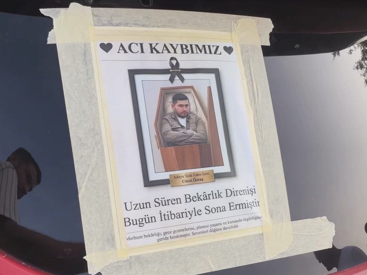 Bartın’da bir gelin arabasının arkasına yazılan yazı: “ACI KAYBIMIZ Uzun Süren Bekârlık Direnişi Bugün İtibariyle Sona Ermiştir Merhum…