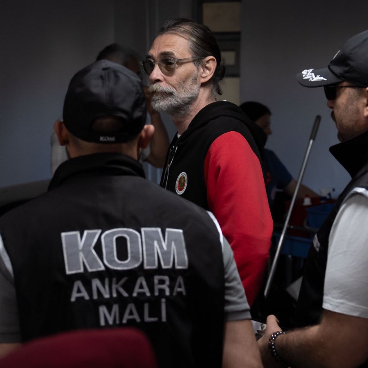 Etimesgut Belediye Başkanı Erdal Beşikçioğlu, gözaltına alındı.